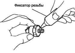 Нанесение фиксатора резьбы