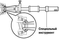 Снятие сальника передней крышки картера главной передачи